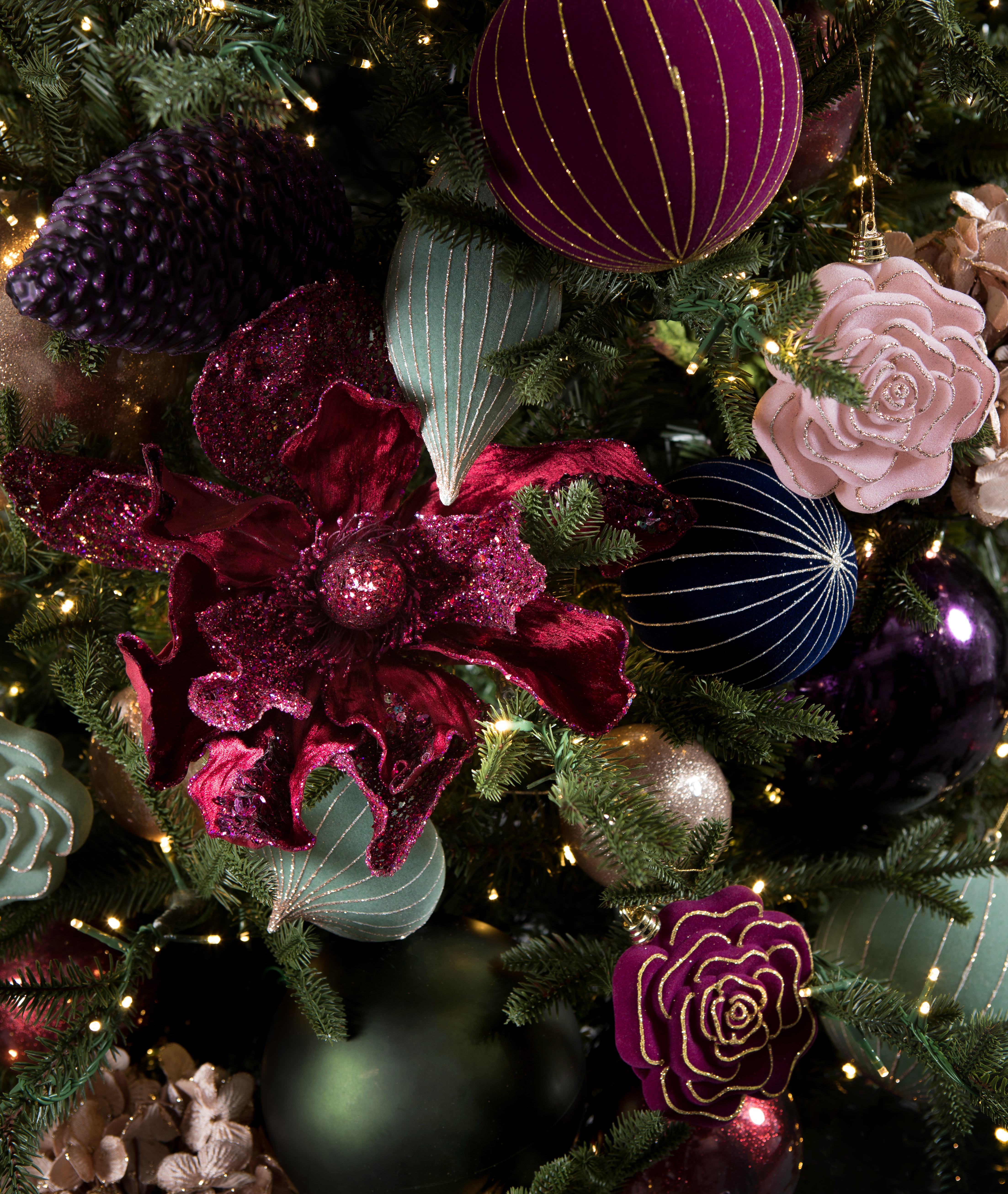 Deck the Halls Like a Pro: Expert Tips for the Perfect Christmas Accents